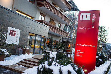 Außenansicht des Hotel Moserhof am Millstättersee im Winter