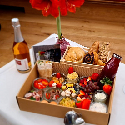 Für alle, die ihre Mama gerne überraschen, haben wir eine prall gefüllte Muttertags-Brunch-Box zusammengestellt. Was findest du in der Brunch-Box?